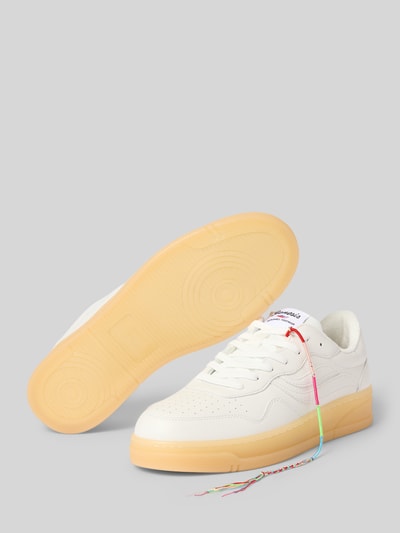 Produktfoto, Sneaker mit Logo-Detail Modell 'Hevea' von Genesis für Herren, cremefarbenes Obermaterial, gelbe glatte Sohle, abgerundete Passform, farbiger Zierbesatz, Schnürverschluss, Absatzhöhe bei Größe 44: 4 cm, Schafthöhe 7 cm, Schaftweite 8 cm