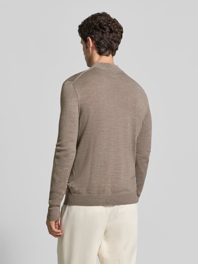 Männermodel trägt Regular Fit Turtleneck aus Woll-Mix von Christian Berg Men, beige Farbe, gerippte Abschlüsse, Ganzkörperansicht Rückansicht.