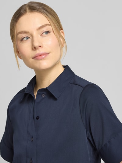 Vrouwenmodel draagt knielang Hemdblusenkleid met knoopsluiting van Milano Italy in donkerblauw, katoenmix met stretch, halve mouw, recht fit, detailopname bovenlichaam.