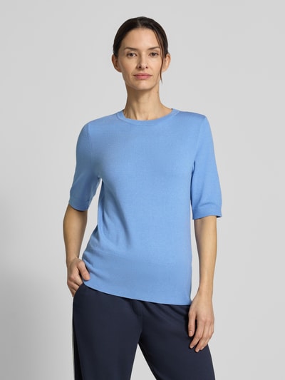 Modelka kobieca ma na sobie Strickshirt aus Viskose-Mix mit Rundhalsausschnitt od Betty Barclay, krój regular fit, półrękaw, długość tyłu w rozmiarze 36: 58 cm, długość rękawa: 28 cm, jasnoniebieski, gładka tekstura, widok całej sylwetki z przodu.