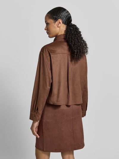 Frauenmodel trägt Loose Fit Hemdbluse mit Brusttasche von s.Oliver RED LABEL, Optik: Unifarben, matt, Materialverarbeitung: Samt, Ganzkörperansicht Rückansicht.