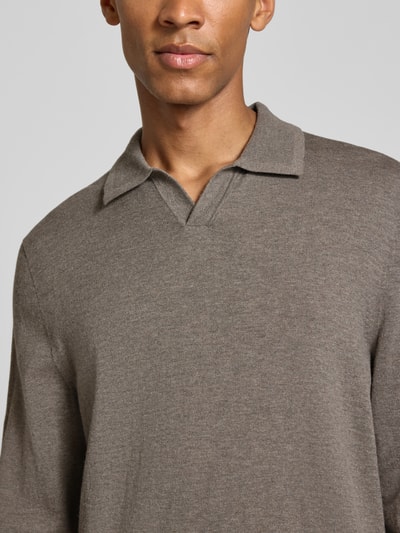 Männermodel trägt Regular Fit Longsleeve aus reiner Baumwolle Modell 'Edmund' von Tiger of Sweden, Strick-Optik, Nahaufnahme Oberkörper.