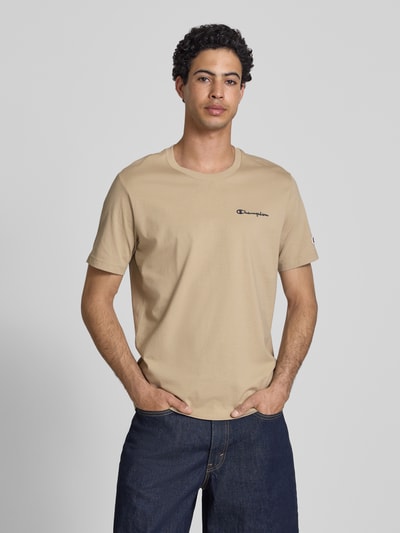 Männermodel trägt Herren T-Shirt von CHAMPION, Baumwoll-Mix, Modern Fit, Modell 'ICONS CONTRAST', Rundhalsausschnitt, Logo-Stitchings, Rückenlänge bei Größe M 70 cm, Nahaufnahme Oberkörper.