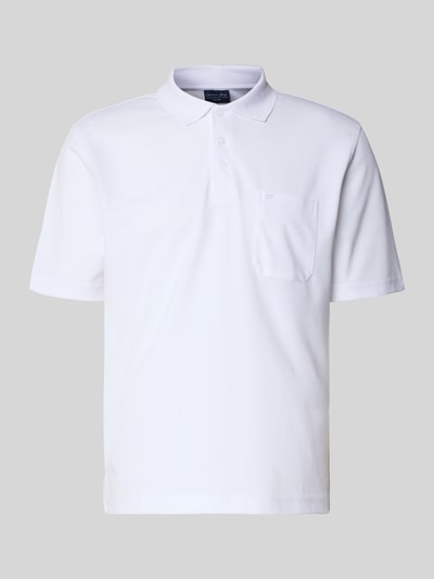 Produktfoto, Regular Fit Poloshirt mit Brusttasche von Christian Berg Men aus Material-Mix mit Baumwoll-Anteil in Weiß mit Polokragen und Knopfleiste.