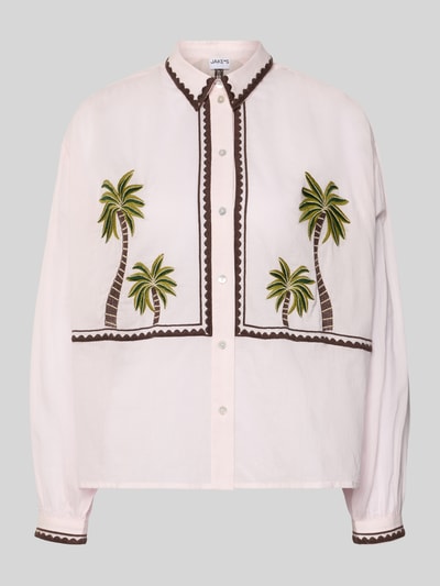 Produktfoto, Regular Fit Hemdbluse mit floralem Stitching von Jake*s Casual in Hellrosa mit braun-grünem Palmen-Stickmuster, Knopfleiste, Blusenkragen, eingefassten Ärmelabschlüssen, entspannte Passform, florale Details, glatte Baumwolltextur