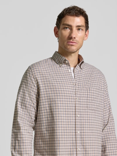 Męski model nosi Regular Fit Freizeithemd mit Button-Down-Kragen von Christian Berg Men z bawełny, wzór na całej powierzchni, krój regular fit, kołnierzyk typu button down, Długość tyłu w rozmiarze M: 79 cm, Szerokość ramion w rozmiarze M: 48 cm, Długość rękawów w rozmiarze M: 65 cm, pastelowe kratki, miękka faktura, Nahaufnahme górnej części ciała