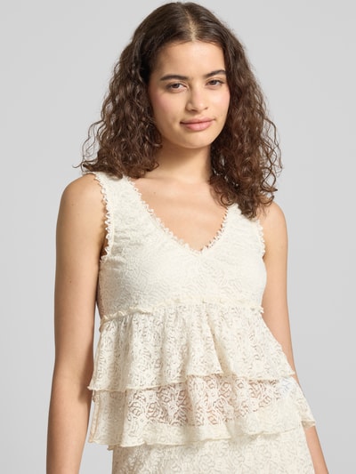 Frauenmodel trägt Top aus Spitze mit V-Ausschnitt von REVIEW, Material-Mix mit Stretch-Anteil, Slim-Fit, Rückenlänge 50 cm, Nahaufnahme Oberkörper.