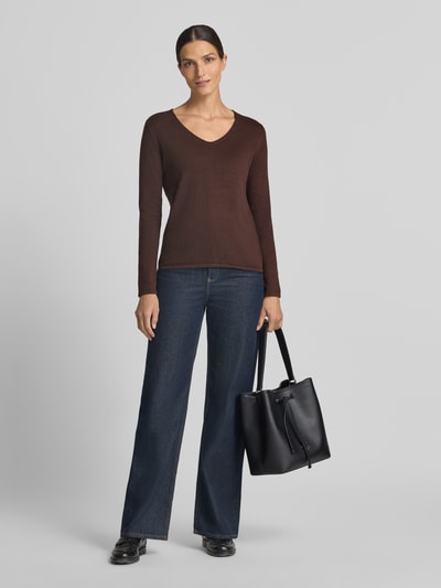 Frauenmodel trägt Regular Fit Pullover aus Baumwoll-Mix von Tom Tailor, dunkelbraun, kombiniert mit blauer Jeans, Ganzkörperansicht von vorne, Damen Pullover von Tom Tailor.