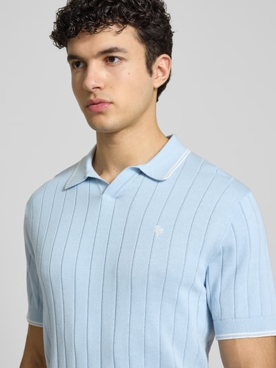 Männermodel trägt Slim Fit Polo-Strickshirt mit Logo-Stickerei von REVIEW in Hellblau, Ripp-Optik, Reine Baumwolle, Nahaufnahme Oberkörper.