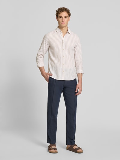 Männermodel trägt Regular Fit Freizeithemd aus Leinen-Baumwoll-Mix von s.Oliver RED LABEL, efekt: wzór na całej powierzchni, krój regular fit, kołnierzyk typu kent, listwa guzikowa na całej długości, naszywka z logo, rękaw: długi rękaw, zakończenie rękawów: sportowe mankiety z regulowanymi guzikami, materiał: mieszanka lnu i bawełny, jasne i pastelowe kolory, tekstura lekko prążkowana, widoczne pionowe paski, całkowita sylwetka od przodu