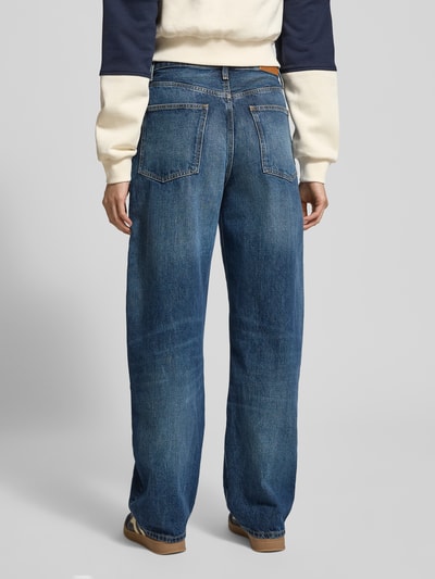 Vrouwenmodel draagt Tapered Fit Jeans uit puur katoen van Tommy Hilfiger in denimlook met 5-pocketmodel, labelpatch en studs, mid waist, geheellichaamsaanzicht van achteren.