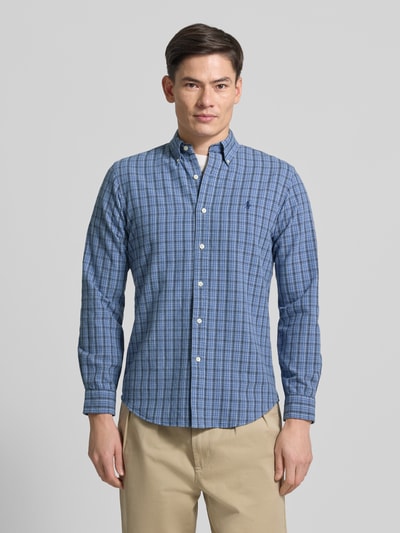 Männermodel trägt Custom Fit Freizeithemd mit Button-Down-Kragen van Polo Ralph Lauren, katoen, blauw geruit, lange mouwen, voorkant, Ganzkörperansicht von vorne.