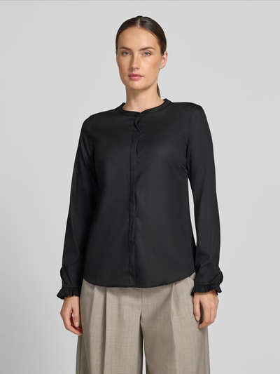 Frauenmodel trägt Bluse mit Mao-Kragen und Rüschenärmeln Modell 'Mattie' von MOS MOSH, Mieszanka bawełny z dodatkiem streczu, krój straight fit, stójka, ukryta listwa guzikowa, rękawy z falbanami, długość tyłu w rozmiarze S: 63 cm, długość rękawów w rozmiarze S: 62 cm, widoczne gładkie tkaniny, kolor czarny, Ganzkörperansicht von vorne