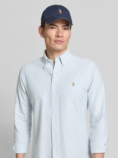 Männermodel trägt Regular Fit Freizeithemd aus reiner Baumwolle von Polo Ralph Lauren, hellblau-weiß gestreift, Logo-Stitching, Nahaufnahme Oberkörper.
