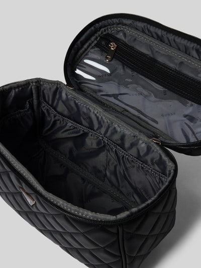 Produktfoto, Kosmetiktasche in Leder-Optik Modell 'JULIET' von GUESS, gefüttertes Hauptfach, Steck- und Reißverschlussfächer innen, Label-Detail in metallic