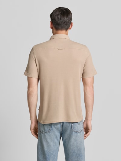 Männermodel trägt Regular Fit Freizeithemd aus Baumwoll-Mix von s.Oliver RED LABEL in Beige mit Waffelstruktur, Kurzarm, Ganzkörperansicht Rückansicht.