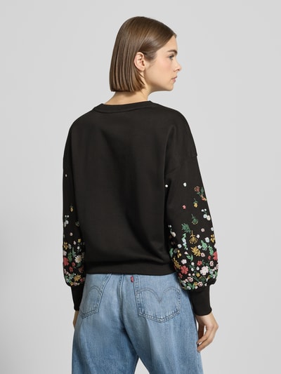 Frauenmodel trägt Regular Fit Sweatshirt aus Baumwoll-Mix Modell 'BROOKE' von Only, Optik: Unifarben, Muster: floral, Ganzkörperansicht Rückansicht.