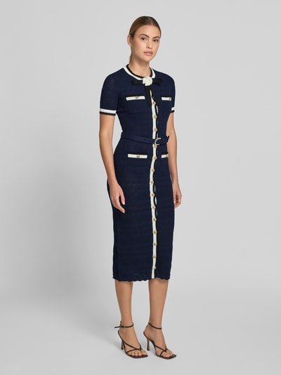 Frauenmodel trägt Slim Fit Midikleid in Strick-Optik von Self-Portrait, Dunkelblau, Baumwoll-Mix, Knopfleiste, Kurzärmelig, Ganzkörperansicht von vorne. Gesamtlänge 126 cm, Brustweite 41 cm, Ärmellänge 23 cm, Taillenweite 34 cm.
