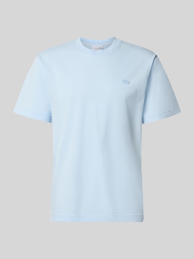 Produktfoto, hellblaues Regular Fit T-Shirt aus reiner Baumwolle von Lacoste auf grauem Hintergrund, glatte Textur
