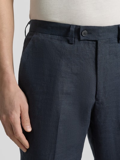 Männermodel trägt Leinenhose mit Gesäßtaschen von Christian Berg Men in Dunkelblau, sichtbare Bügelfalten, Nahaufnahme Oberkörper.