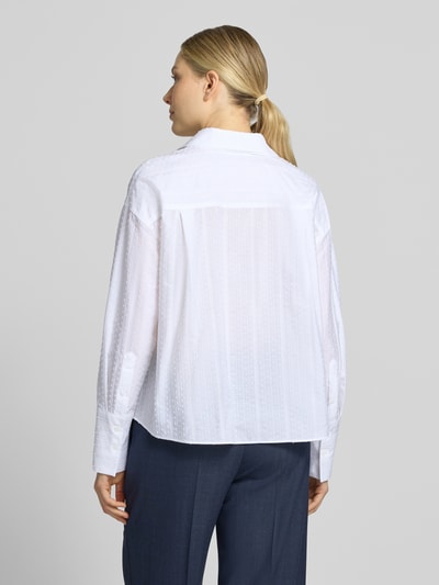 Frauenmodel trägt Schluppenbluse im Allover-Look mit Hemdblusenkragen von windsor., reine Baumwolle, Weiß, strukturierte Textur, Ganzkörperansicht Rückansicht.