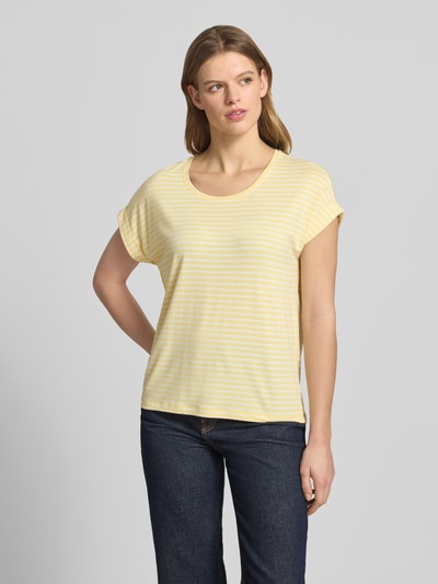 Frauenmodel trägt Regular Fit T-Shirt aus Viskose-Mix Modell 'MOSTER' von Only, gelb-weiß gestreift, kurzarm, Rundhals, Jersey, Ganzkörperansicht von vorne.