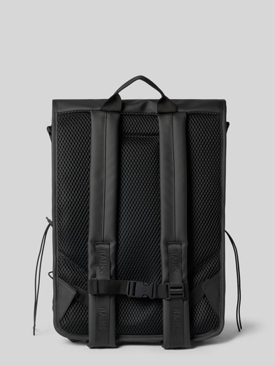 Produktfoto, schwarzer, eckiger Rucksack mit Netzrückseite, Schnallen und Griff, glatte und Netz-Texturen, grauer Hintergrund.