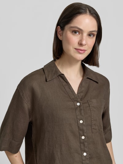 Frauenmodel trägt Regular Fit Leinenbluse mit Brusttasche Modell 'Flippa' von OPUS, reine Leinen, V-Ausschnitt, Nahaufnahme Oberkörper.