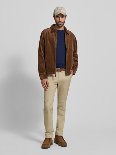 Mężczyzna nosi Longsleeve mit gerippten Abschlüssen od Polo Ralph Lauren, granatowy kolor, krój regular fit, bawełna, widok całej sylwetki z przodu