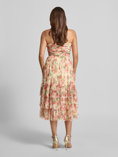 Frauenmodel trägt Midikleid mit floralem Allover-Print von LACE & BEADS, Tailliert, Gelegte Falten, Rüschenbesatz, Schulterfrei, Rückenlänge 110 cm, Brustweite 35 cm, sanfte Pastellfarben, Ganzkörperansicht Rückansicht.