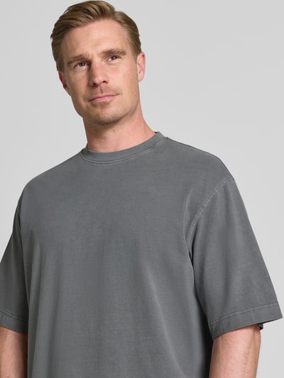 Männermodel trägt Boxy Fit T-Shirt aus reiner Baumwolle Modell 'CORY' von Selected Homme in Grau, Herren T-Shirt, Nahaufnahme Oberkörper.