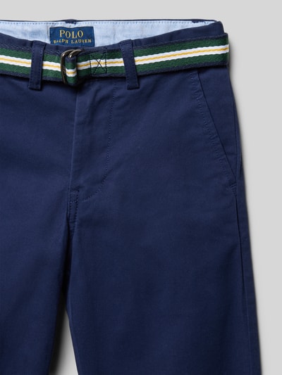Produktfoto, Straight Leg Chino aus Baumwoll-Mix von Polo Ralph Lauren Kids in Optik: Unifarben mit Logo-Stitching, Gürtelschlaufen und Gürtel, seitliche Eingrifftaschen, Gesäßtaschen mit Knopf, Material: Baumwoll-Mix
