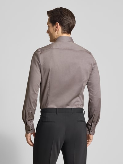 Männermodel trägt Slim Fit Freizeithemd mit Kentkragen von OLYMP Level Five, Baumwoll-Mix, langärmelig, dunkel, Ganzkörperansicht Rückansicht.
