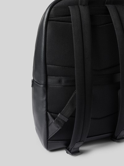 Produktfoto, schwarzer Rucksack in Leder-Optik Modell 'Ray EVO' von BOSS, robuste Struktur mit Netzdetails, Herren Rucksack von BOSS
