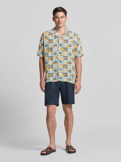 Männermodel trägt Loose Fit Freizeithemd aus reiner Viskose von Tom Tailor Denim mit Allover-Muster, Two Tone, Reverskragen, kurze Ärmel, Knopfleiste, Ganzkörperansicht von vorne.