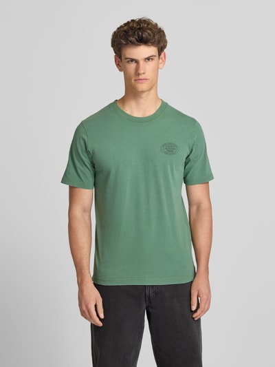 Männermodel trägt Herren T-Shirt mit Label-Print Modell 'FELIX' von Jack & Jones Premium in Grün, Reine Baumwolle, Regular-Fit, Rundhalsausschnitt; Ganzkörperansicht von vorne. Rückenlänge bei Größe M: 70 cm.