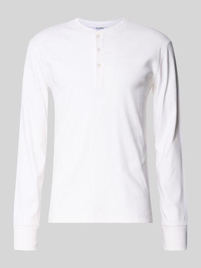 Produktfoto, weißes Slim Fit Longsleeve aus reiner Baumwolle von Filippa K mit Rundhalsausschnitt, Knopfleiste und elastischen Ärmeln.