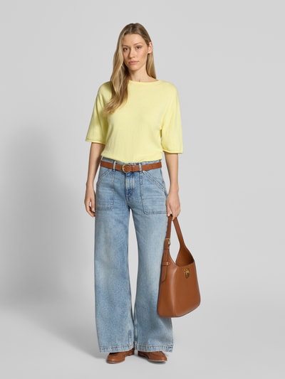 Frauenmodel trägt Flared Leg Jeans aus reiner Baumwolle Modell 'CAYA' von Marc O'Polo in Denim-Optik, Regular-Länge, 5-Pocket-Design, Label-Patch, High-Waist, Ganzkörperansicht von vorne.