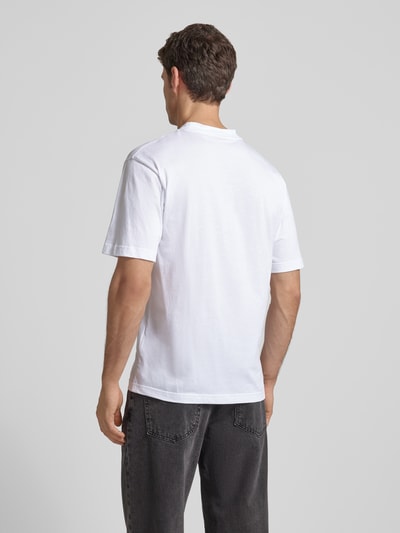 Männermodel trägt Slim Fit T-Shirt aus reiner Baumwolle Modell 'DODGER' von HUGO, Optik: Unifarben, Jersey, Ganzkörperansicht Rückansicht.