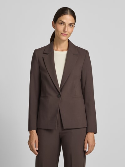 Frauenmodel trägt Straight Fit Blazer mit Viskose-Anteil von COMMA in Dunkelbraun, glatte Textur, Reverskragen, Eingrifftaschen, Nahaufnahme Oberkörper, Kontext: Material-Mix mit Viskose-Anteil, Knopfverschluss, Rückenlänge 61 cm, Brustweite 44 cm, Ärmellänge 62 cm.