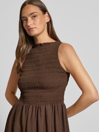 Frauenmodel trägt Midikleid mit Smok-Details von Jake*s Casual in Braun, A-Linie, Rundhalsausschnitt, Material-Mix mit Stretch, Nahaufnahme Oberkörper.