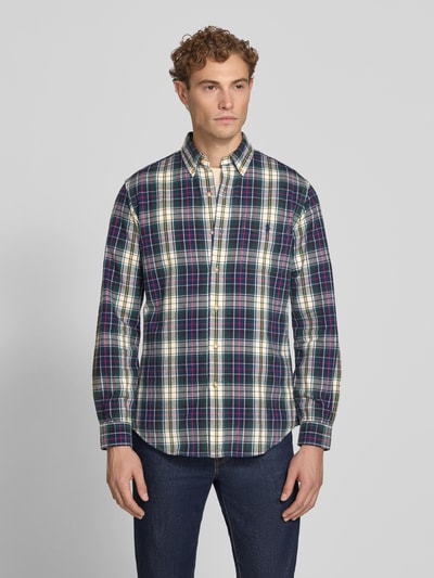 Männermodel trägt Custom Fit Freizeithemd aus reiner Baumwolle von Polo Ralph Lauren, kariertes Muster in Blau, Weiß und Grün, Ganzkörperansicht von vorne. Herren Freizeithemd von Polo Ralph Lauren.