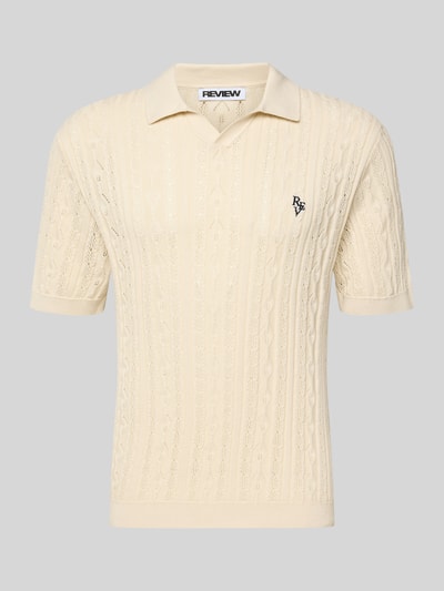 Produktfoto, Slim Fit Strick-Poloshirt mit Label-Stitching von REVIEW in Creme mit Zopfmuster, reine Baumwolle, dezente Struktur.