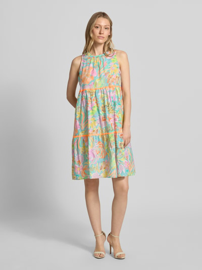 Frauenmodel trägt Minikleid mit rückseitigem Schlüsselloch-Ausschnitt von Emily Van den Bergh, bunte Farben, Reine Baumwolle, Straight Fit, Rundhalsausschnitt, Ganzkörperansicht von vorne