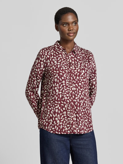 Vrouwenmodel draagt Regular Fit blouse uit zuiver viscose in all-over look van MORE, overhemdkraag, knoopsluiting, vooraanzicht, ruglengte maat 36: 66 cm, mouwlengte maat 36: 62 cm.