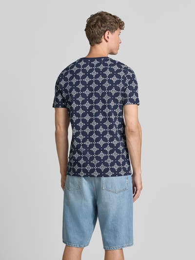 Männermodel trägt Regular Fit T-Shirt aus reiner Baumwolle von s.Oliver RED LABEL, donkerblauw met wit patroon, Ganzkörperansicht Rückansicht.