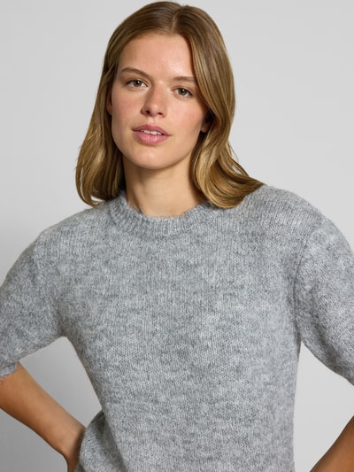 Vrouwenmodel draagt Pullover met 1/2-Arm Model 'SUTTON' van NOISY MAY, materiaalmix met wol, regular fit, ronde hals, Nahaufnahme Oberkörper.