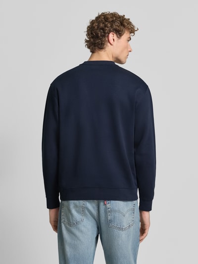 Mannnenmodel draagt donkerblauwe slim fit pullover uit pure katoen 'TOM' van Selected, heren sweatshirt, volledige achteraanzicht