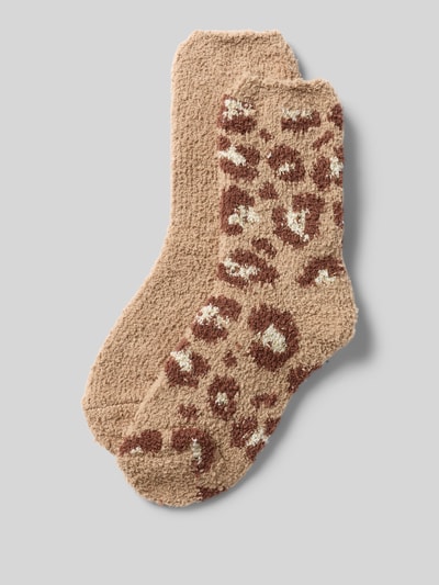 Produktfoto, Kuschelsocken inklusive Geschenkbox mit weichen Zehennähten von camano im beigen Leopardenmuster, flauschige Textur, elastisches Rippbündchen, wärmende Qualität, ideal zum Verschenken