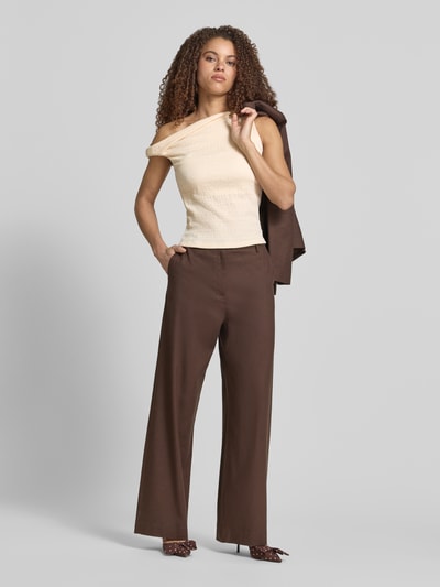 Frauenmodel trägt T-Shirt mit asymmetrischem Ausschnitt von Jake*s Collection, Material-Mix mit Stretch-Anteil, Körpernaher-Schnitt, Smok-Detail, vorne Ganzkörperansicht.